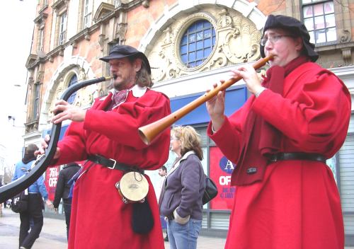 Wyldes Noyse performing in the streets.